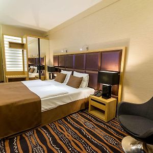 Zimmer mit Kingsize-Bett